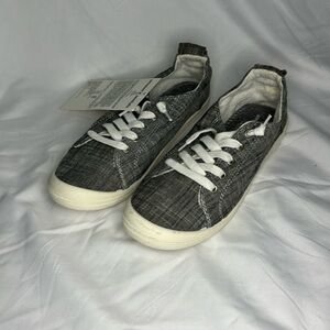 Amazon essentials size 8 grey canvas sneaker